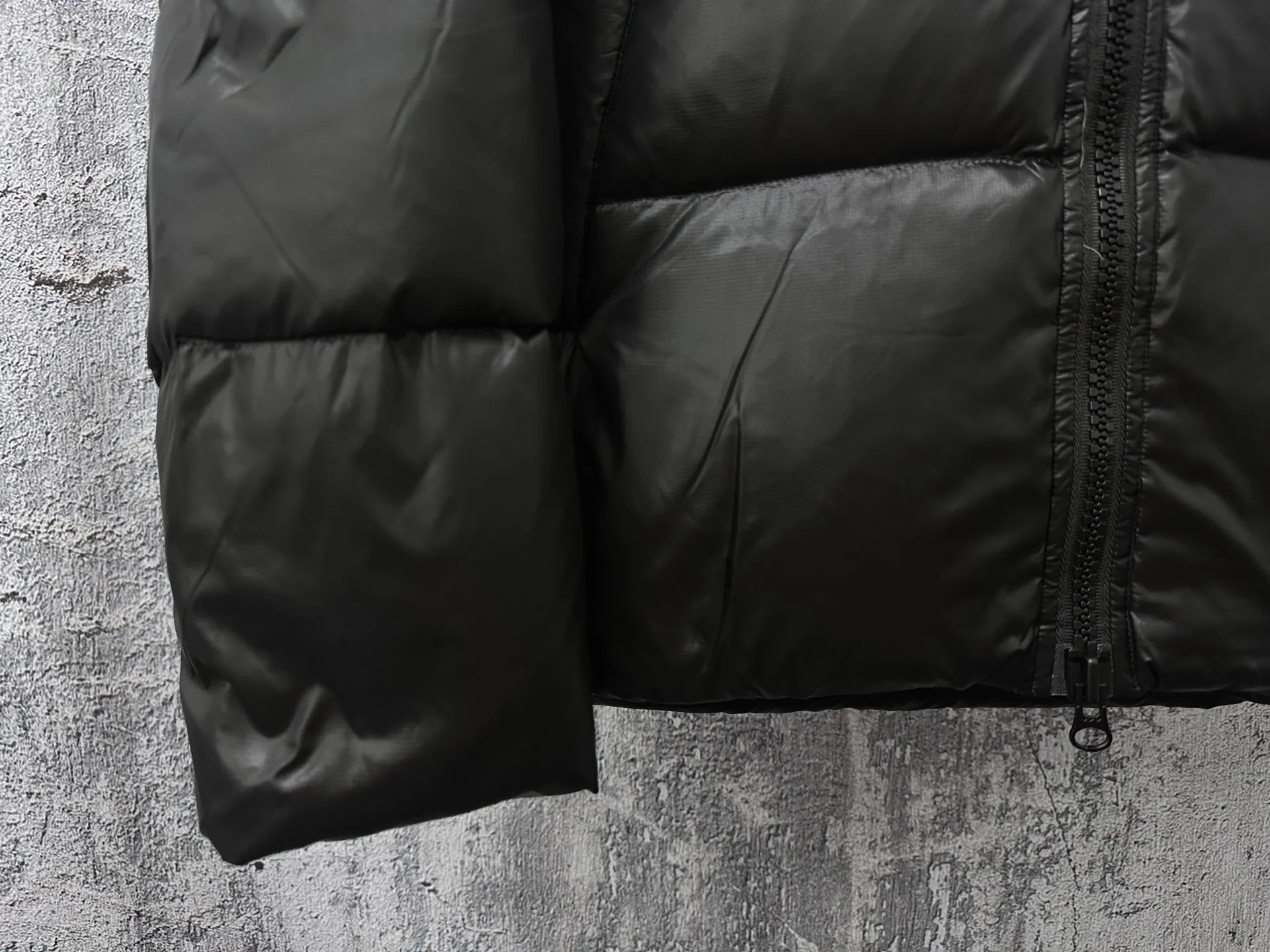 P780 [𝘾𝘼𝙉𝘼𝘿𝘼 𝙂𝙊𝙊𝙎𝙀] Canada Goose's limited new Crofton puff down jacket, top version, ceiling level Crofton soft loaf, 2024 latest style, cold protection effect up to level 4, using recycled Feather-Light tear-resistant fabric, ultra-light, no weight on the upper body at all! The unique black label highlights your temperament‼ ️ Canada Goose, a Canadian brand, has always been recognized as the warmest down jacket. Various Instagram celebrities, Internet celebrities, and celebrities often wear it for street photos. I make Canada Goose every year, but I still can't get rid of my love for it. No matter how cold the days are, there is no need to be afraid, because there is! Filled with 90% white duck down, it is the legendary warmest down jacket and is known as a must-have for Arctic outdoor sports! The most popular down jacket in the world, celebrities are rushing to buy it, it is a must-have!  Size: S~XXL